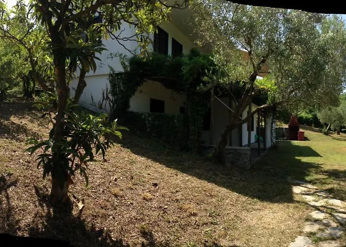 Secluded 1.8 Acre Garden Villa, For Exclusive Use With Stunning Views. Hébergement de vacances